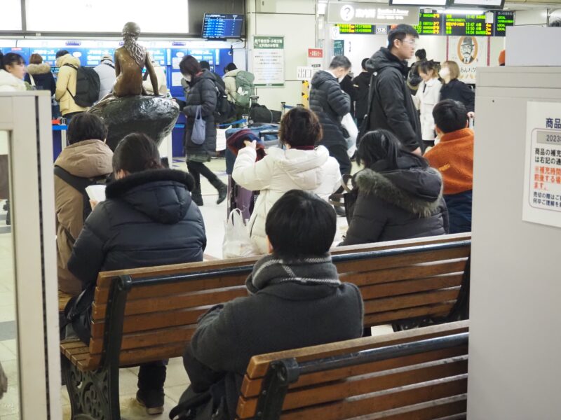 1月11日 JR札幌駅待合席にいる人たち