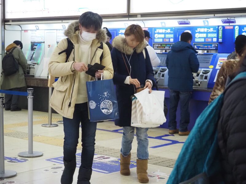 1月11日 JR札幌駅切符売り場にいる人たち