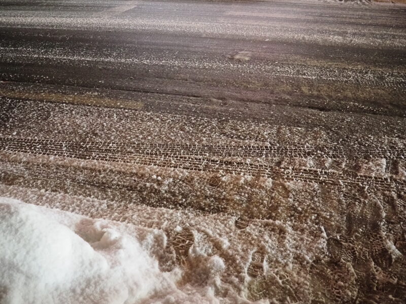 凍った車道