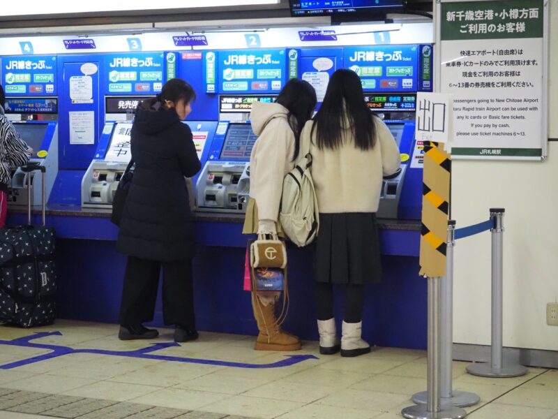1月21日 JR札幌駅切符売り場にいる人たち