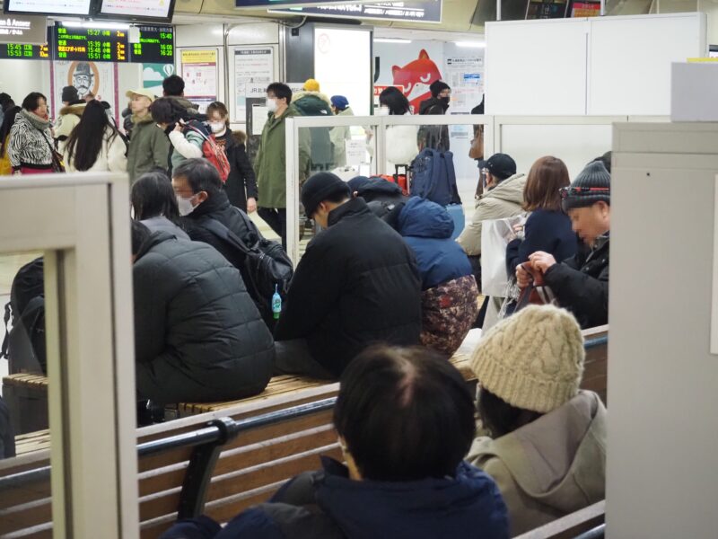 1月21日 JR札幌駅待合席にいる人たち