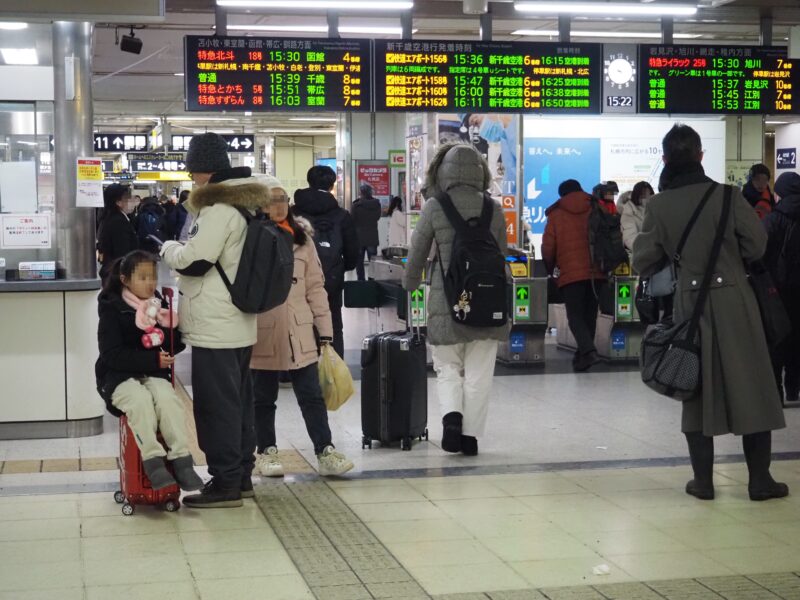 1月21日 JR札幌駅 改札前にいる人たち