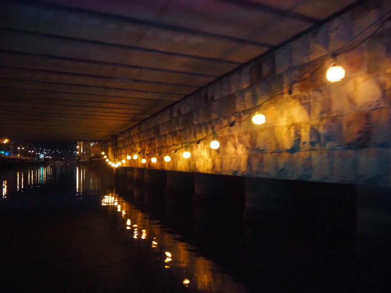 中央橋下の灯