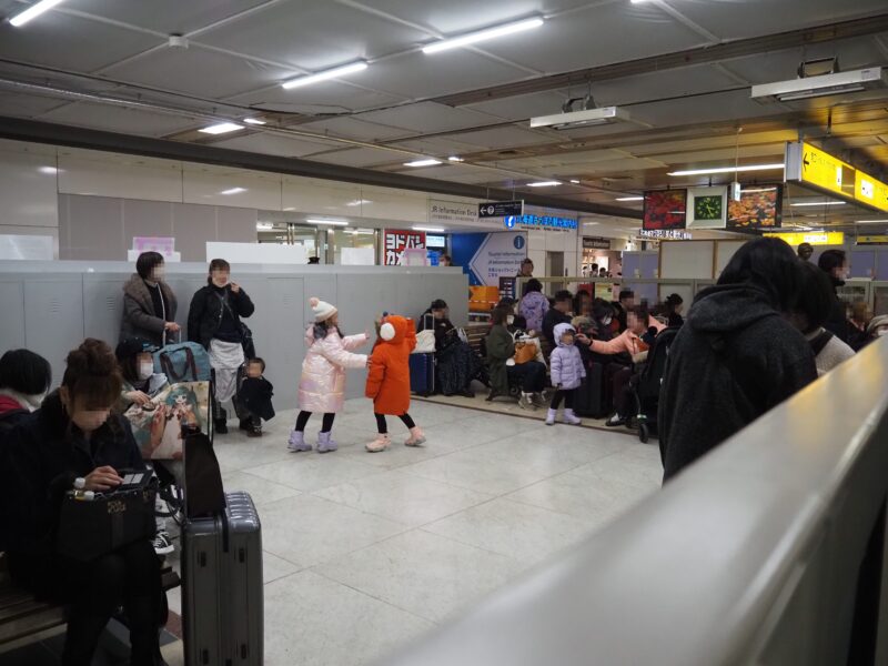 2月11日 JR札幌駅待合席にいる人たち