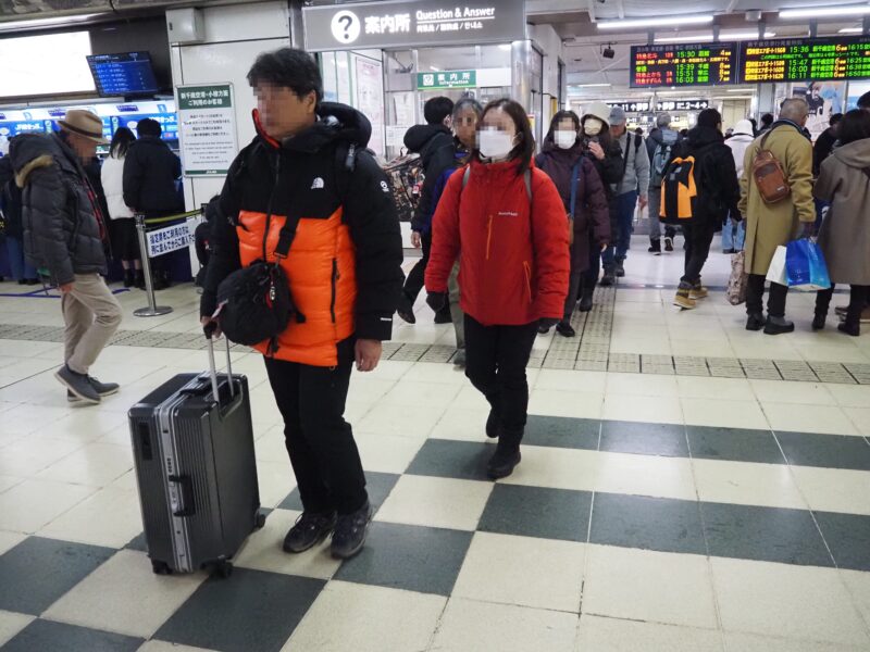 2月11日 JR札幌駅 改札前にいる人たち