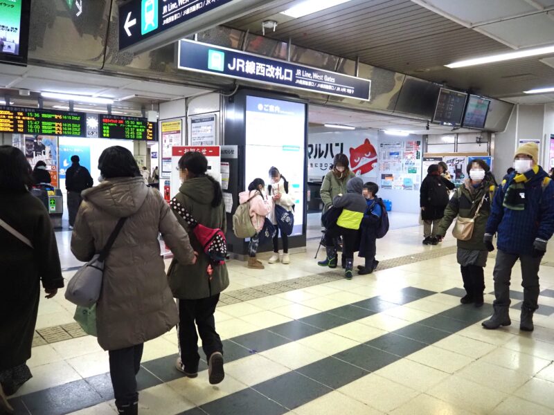 2月11日 JR札幌駅 改札前にいる人たち
