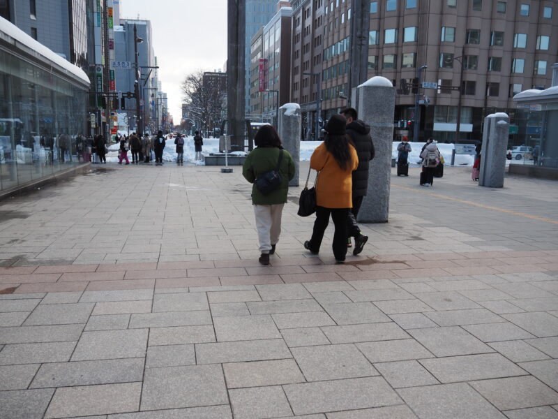 2月11日 札幌駅前を歩いている人たち
