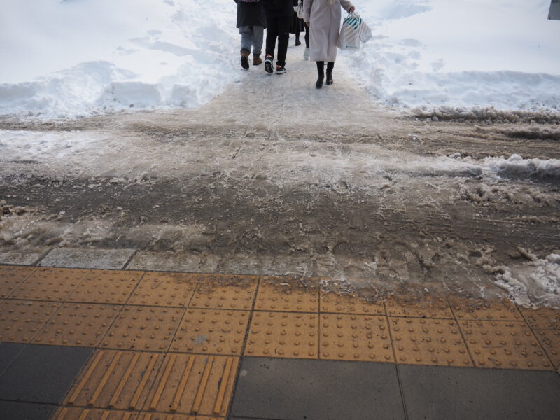 2月11日 札幌駅前通 歩道
