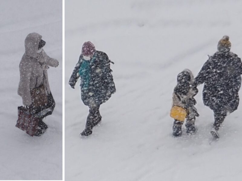 2月16日 雪の中を歩いている人たち