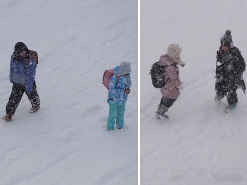 2月16日 雪の中を歩いている小学生