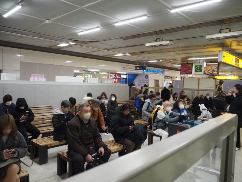 2月21日 JR札幌駅待合席にいる人たち