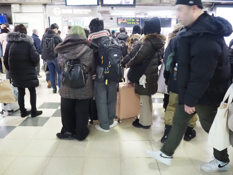 2月21日 JR札幌駅 改札前にいる人たち