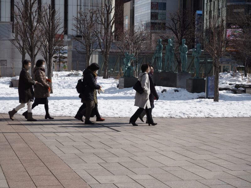 2月21日 札幌駅前を歩いている人たち