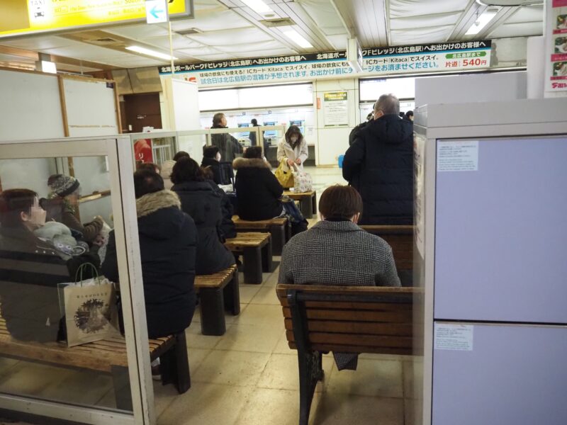 2月1日 JR札幌駅待合席にいる人たち