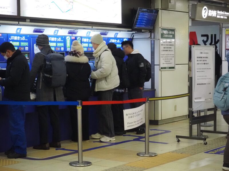 2月1日 JR札幌駅切符売り場にいる人たち