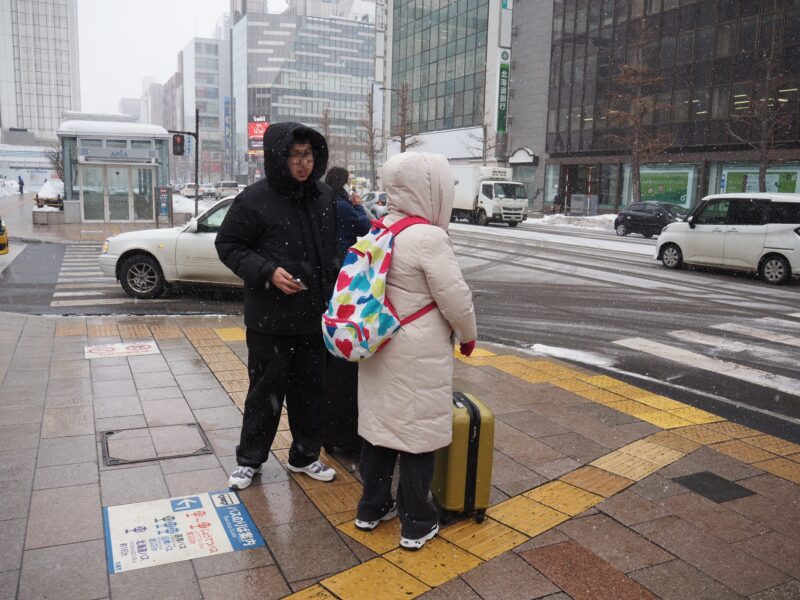 2月1日 札幌駅前を歩いている人たち