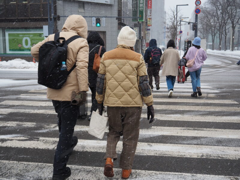 2月1日 札幌駅前を歩いている人たち