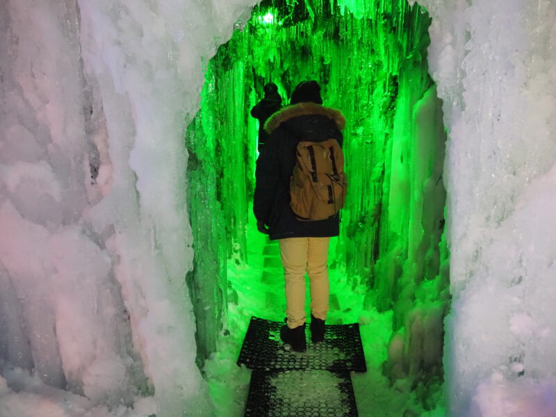 千歳・支笏湖氷濤まつり 苔の洞門