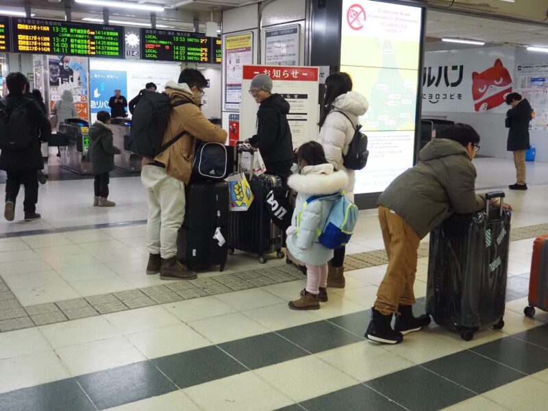 2月1日 JR札幌駅 改札前にいる人たち