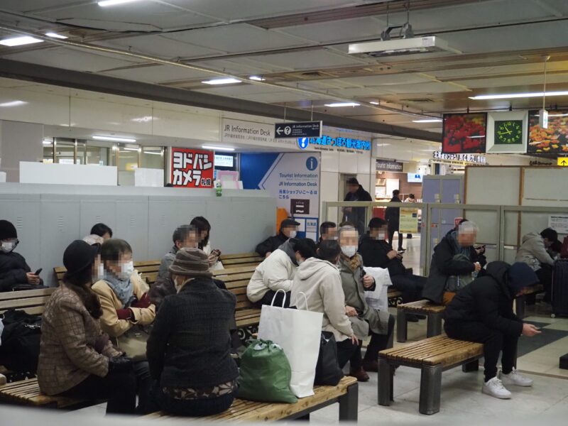 3月11日 JR札幌駅待合席にいる人たち