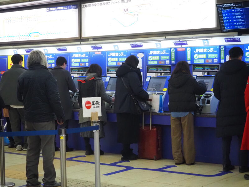 3月11日 JR札幌駅切符売り場にいる人たち
