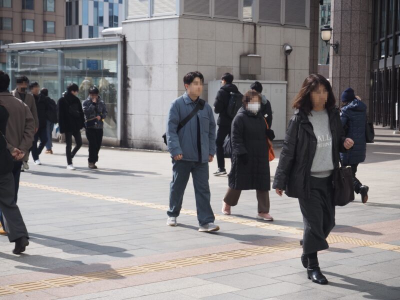3月11日 札幌駅前を歩いている人たち
