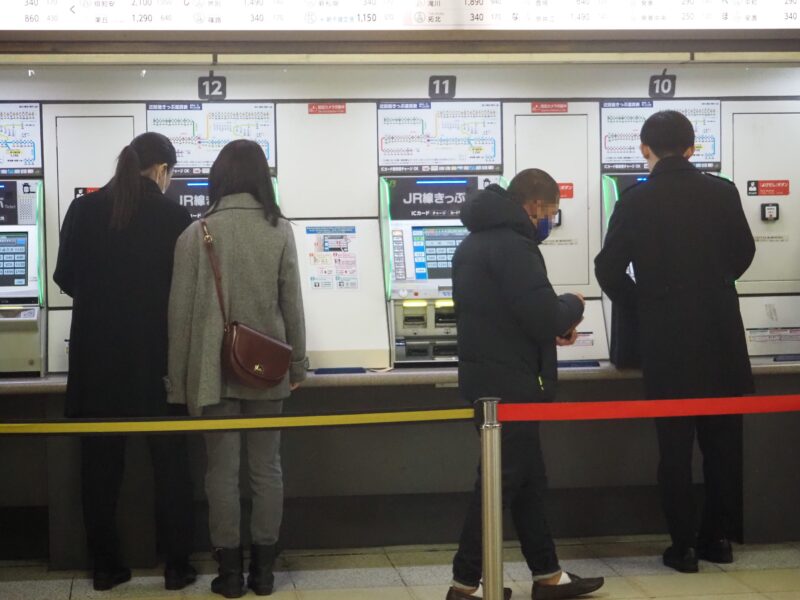 3月21日 JR札幌駅切符売り場にいる人たち