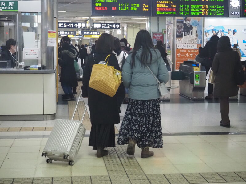 3月21日 JR札幌駅 改札前にいる人たち