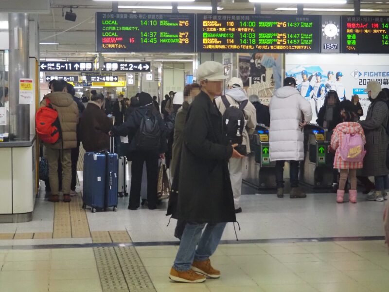 3月21日 JR札幌駅 改札前にいる人たち
