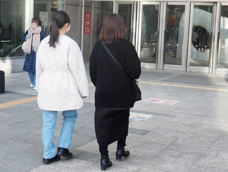 3月21日 札幌駅前を歩いている人たち