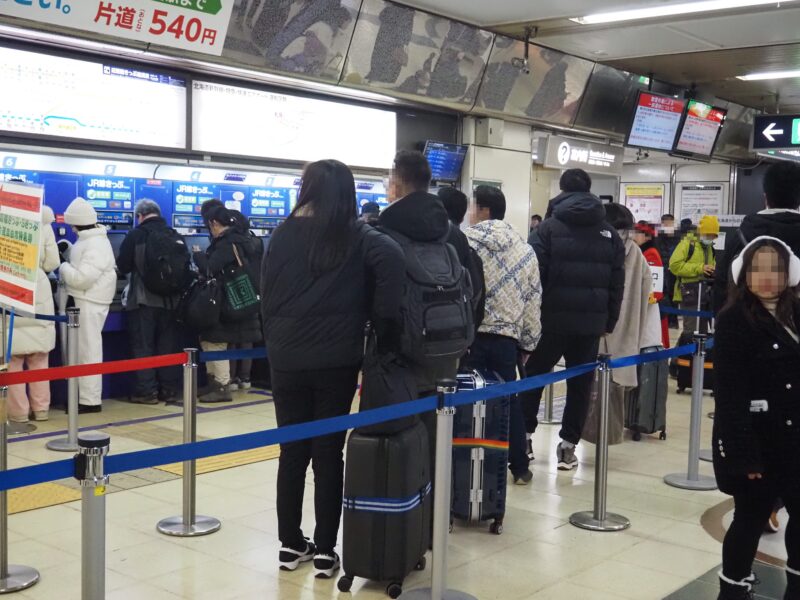 3月1日 JR札幌駅切符売り場にいる人たち
