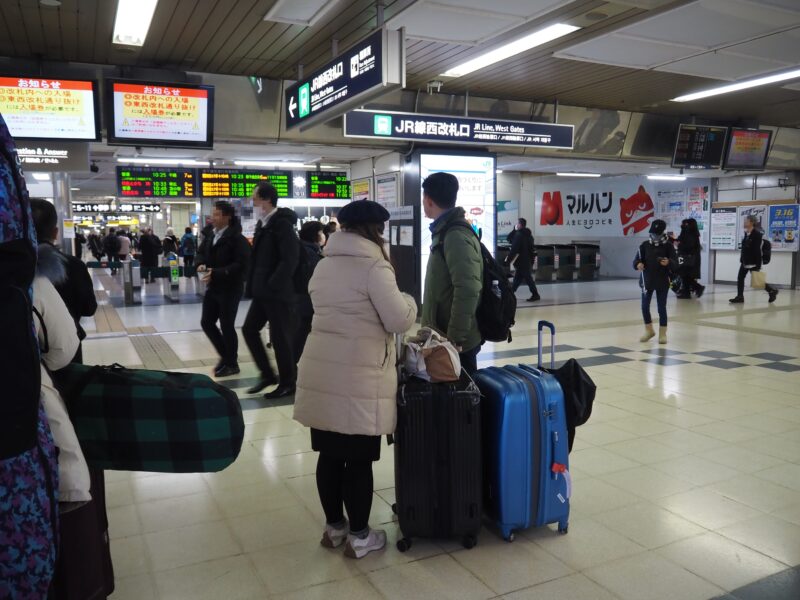 3月1日 JR札幌駅 改札前にいる人たち