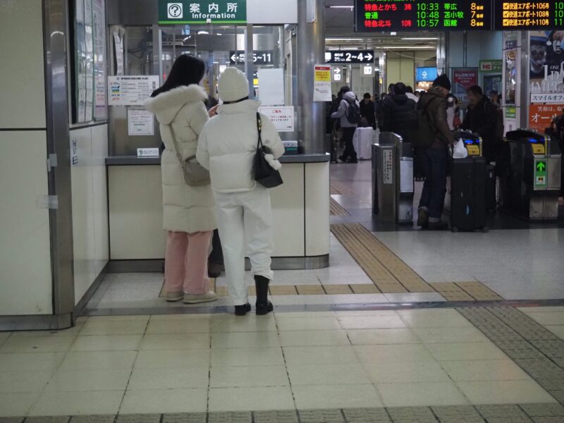 3月1日 JR札幌駅 改札前にいる人たち