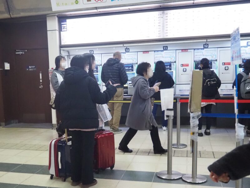 4月1日 JR札幌駅切符売り場にいる人たち