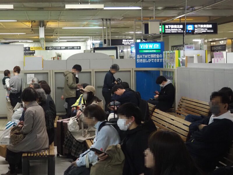 4月21日 JR札幌駅待合席にいる人たち