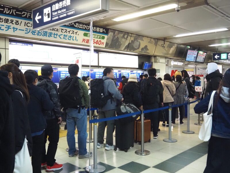 4月21日 JR札幌駅切符売り場にいる人たち