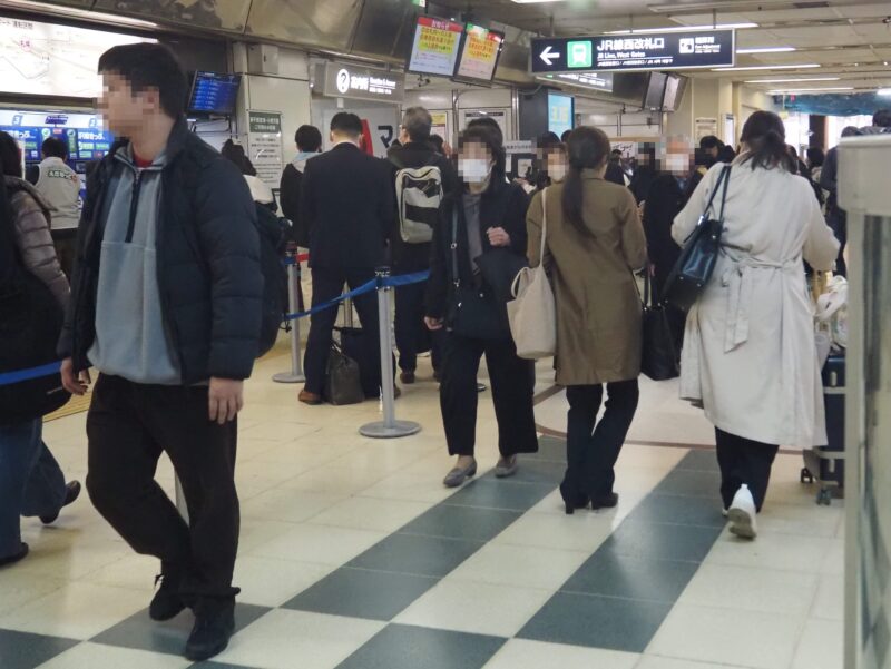 4月1日 JR札幌駅 改札前にいる人たち