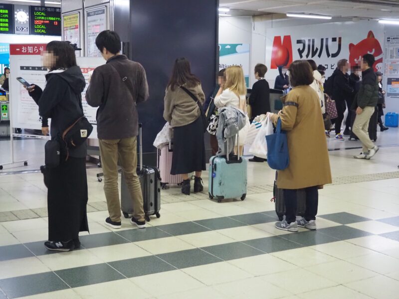 4月21日 JR札幌駅 改札前にいる人たち