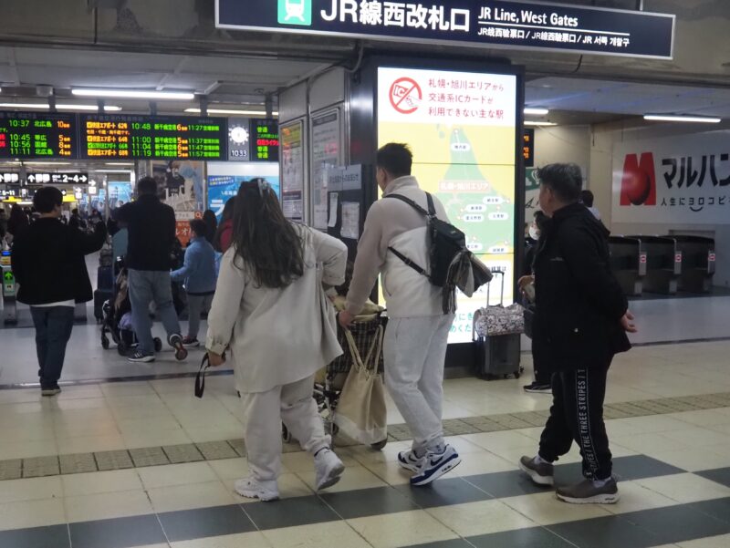 4月1日 JR札幌駅 改札前にいる人たち