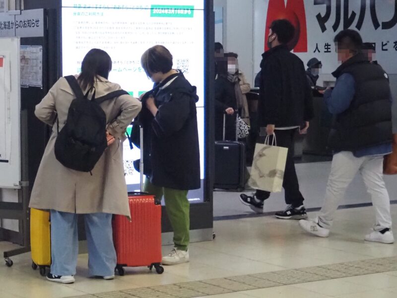 4月21日 JR札幌駅 改札前にいる人たち