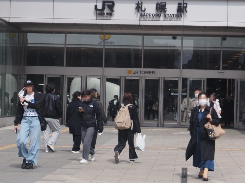 4月1日 札幌駅前を歩いている人たち