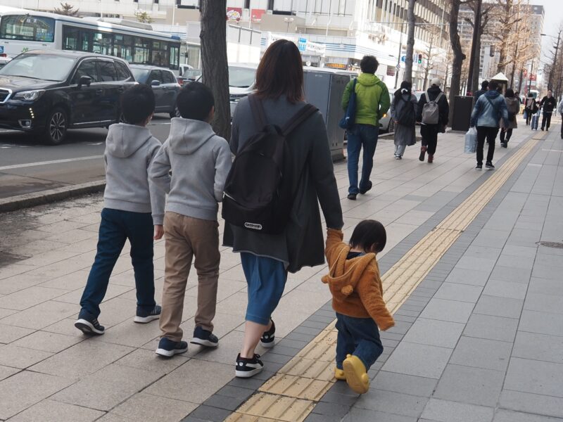 4月1日 札幌駅前を歩いている人たち