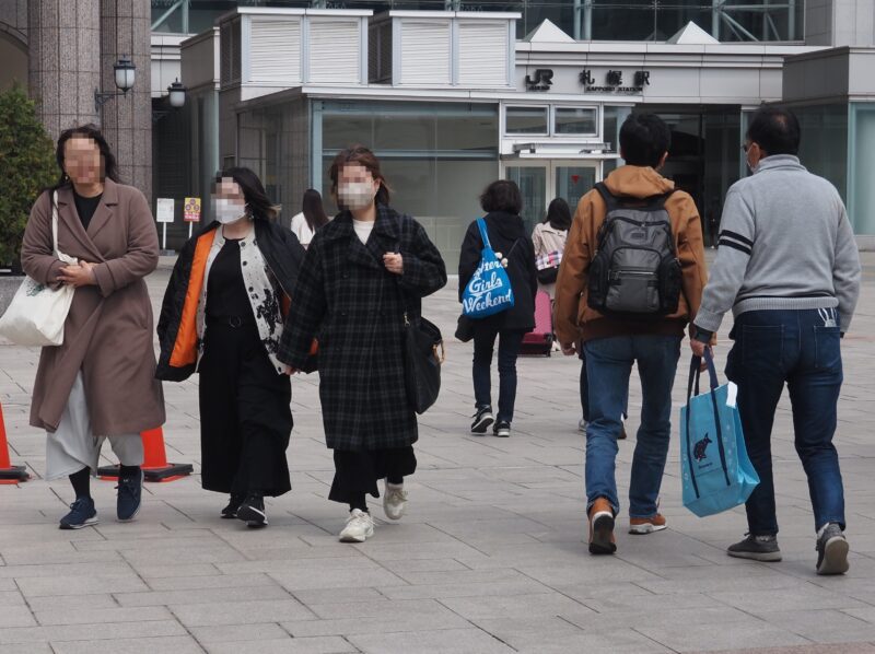 4月21日 札幌駅前を歩いている人たち
