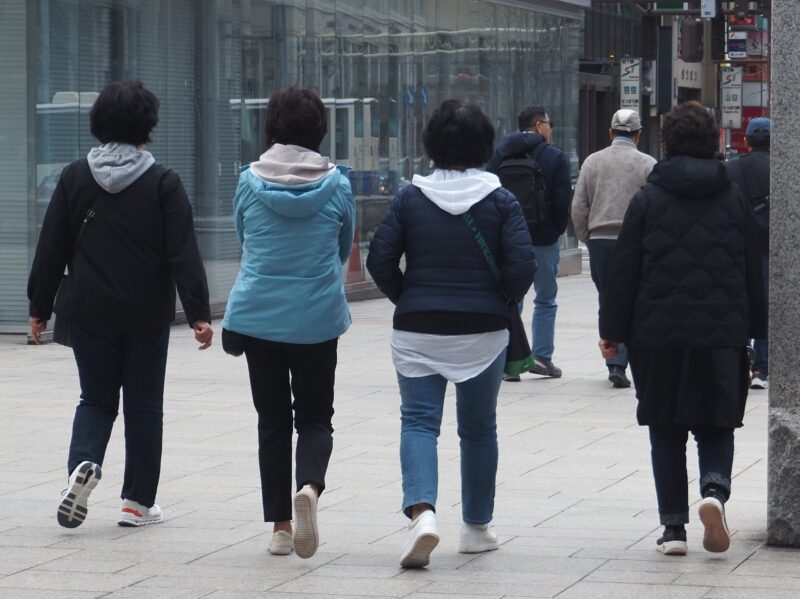 4月21日 札幌駅前を歩いている人たち