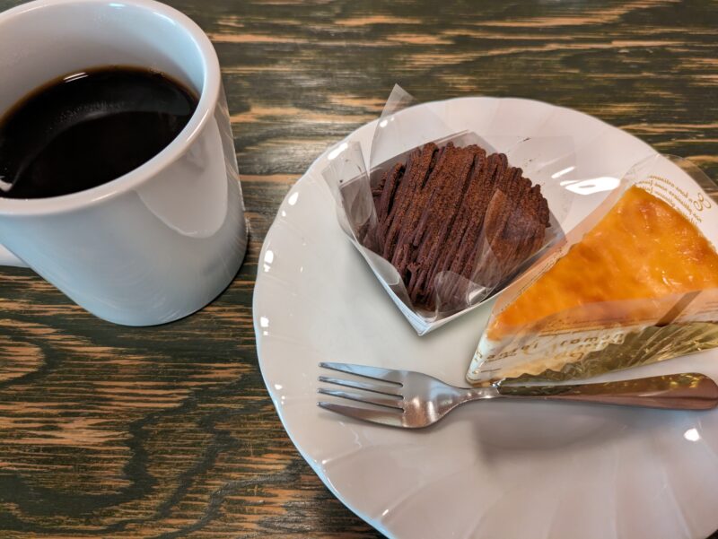 チョコモンブラン・ベイクドチーズケーキ・コーヒー