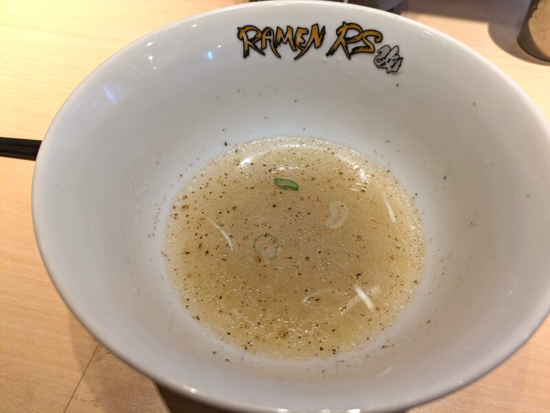 RAMEN RS 改の鶏出汁塩のスープ