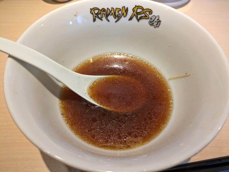 RAMEN RS 改の鶏出汁醤油のスープ