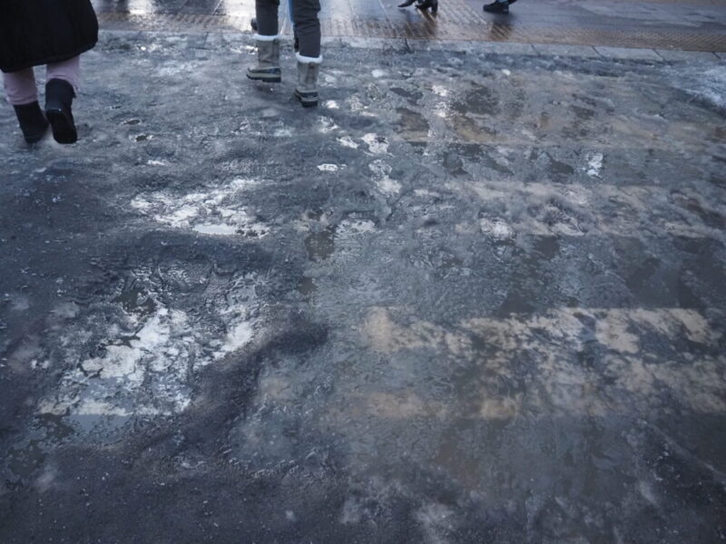 さっぽろ雪まつり 氷が溶けた道