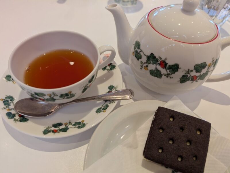 六花亭 福住店 喫茶室 カフェ ダージリンティーと雪こんチーズ