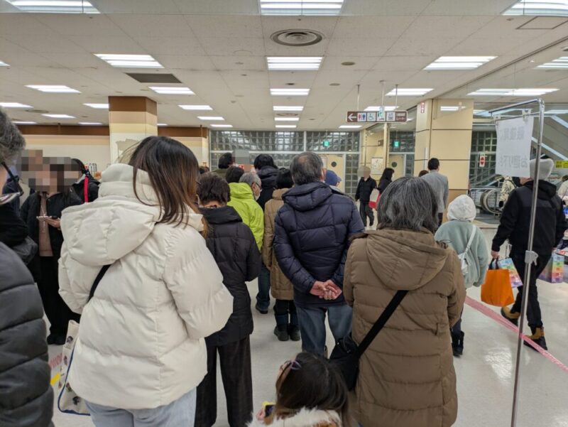 ロピア福住店　開店前の混雑